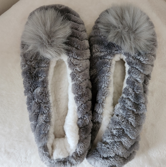 🪷5/$25 Pom Pom Ballerina Slippers Gray White S/M Like New - Picture 2 of 11